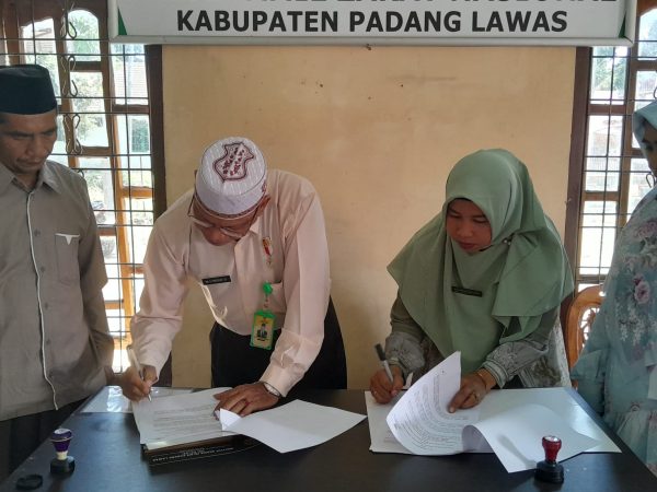 Penandatanganan MoA antara Fakultas Syariah IAI Padang Lawas dan BAZNAS Padang Lawas. Penandatanganan MoA antara Fakultas Syariah IAI Padang Lawas dan BAZNAS Padang Lawas.
