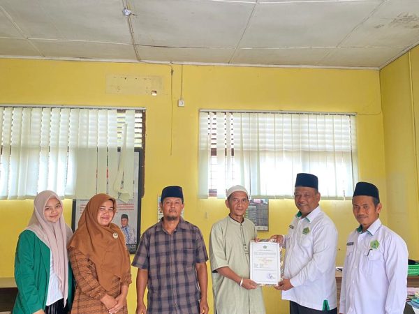 Kemenag Serahkan Surat Izin Majelis Taklim Desa Paran Batu, Mahasiswa KKL IAI Padang Lawas Berperan Aktif dalam Proses Pendampingan Kemenag Serahkan Surat Izin Majelis Taklim Desa Paran Batu, Mahasiswa KKL IAI Padang Lawas Berperan Aktif dalam Proses Pendampingan